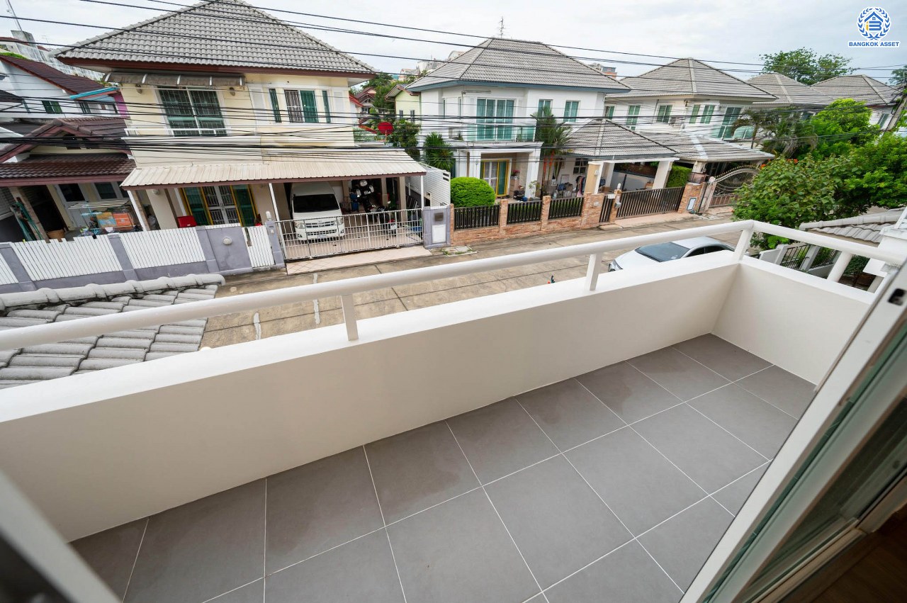 บ้านมือสองตกแต่งใหม่ โครงการ ชวนชื่นโมดัส แจ้งวัฒนะ เนื้อที่ 51.6 ตร.ว. ฟังก์ชัน 3 ห้องนอน 3 ห้องน้ำ จอดรถได้ 2 คัน รองรับทุกการอยู่อาศัย บนทำเลเดินทางเข้า-ออกเมืองสะดวก เชื่อมต่อถนนเลี่ยงเมืองปากเกร็ด, ถนนแจ้งวัฒนะ, ถนนติวานนท์ ใกล้รถไฟฟ้าสายสีชมพู "สถานีเลี่ยงเมืองปากเกร็ด" ทางด่วน "แจ้งวัฒนะ" และเซ็นทรัล แจ้งวัฒนะ